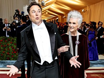 7 Gaya Elon Musk Bukan Bawa Pacar ke Met Gala, Tapi Ibunya yang Model