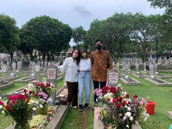Farrah Habibie Ziarah ke Makam BJ Habibie dan Ainun di TMP Kalibata