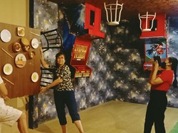 Dari Jakarta, Suprapti Antusias Foto Unik di Up side Down World Bali