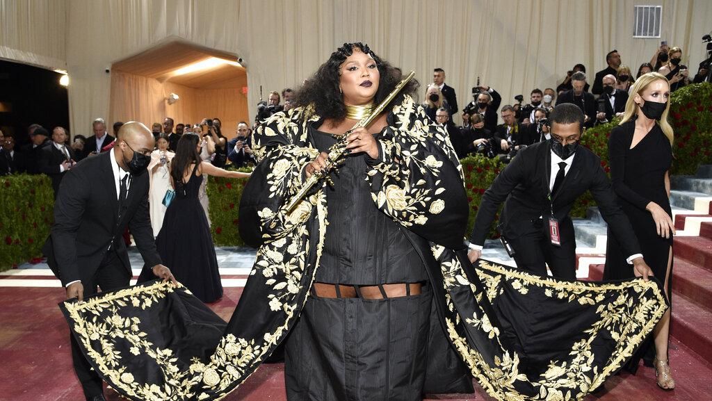 10 Penampilan Terheboh di MET Gala 2022, Gaun Lizzo Dibuat 1.200 Jam 10 Penampilan Terheboh di MET Gala 2022, Gaun Lizzo Dibuat 1.200 Jam