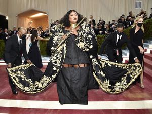 10 Penampilan Terheboh di MET Gala 2022, Gaun Lizzo Dibuat 1.200 Jam 10 Penampilan Terheboh di MET Gala 2022, Gaun Lizzo Dibuat 1.200 Jam