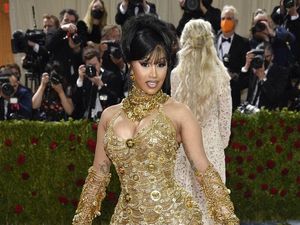 Mikrofon yang Dilempar Cardi B ke Penonton Dilelang, Nilai Mencapai Rp 1,5 M