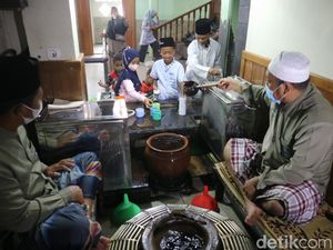 Melihat Air Gentong dari Tempat Wudu Sunan Muria yang Tak Pernah Sepi Peziarah