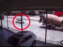 Ngeri! Honda Jazz Ditabrak Truk dari Belakang dan Hantam Truk Molen di Depan