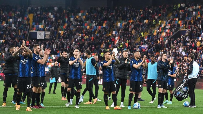 UDINE, ITALY - MAY 01:FC Internazionale players celebrates during the Serie A match between Udinese Calcio and FC Internazionale at Dacia Arena on May 01, 2022 in Udine, Italy. (Photo by Alessandro Sabattini/Getty Images)