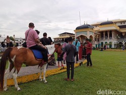 Naik Kuda-Becak Mini di Istana Maimun Saat Libur Lebaran, Segini Tarifnya