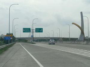 Salah Pilih Jalan di Tol? Jangan Coba-Coba Buat Mundur