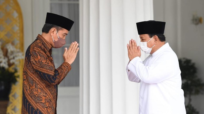 Prabowo dan Jokowi saling memberikan salam mengatupkan tangan lalu membungkukan dada. Jokowi dan Prabowo juga terlihat saling memberikan hormat, Istana Kepresidenan Yogyakarta, Senin (2/5/2022).