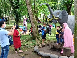Ribuan Pengunjung Liburan Lebaran Ke Medan Zoo
