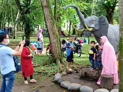 Ribuan Pengunjung Liburan Lebaran Ke Medan Zoo