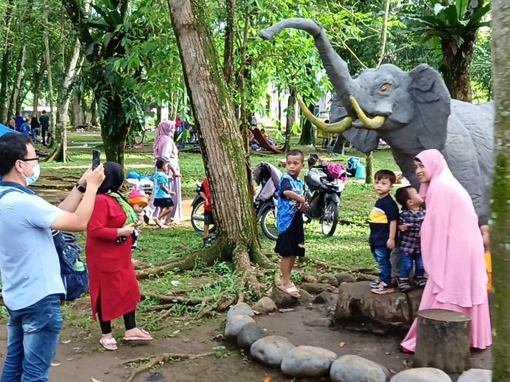 Ribuan Pengunjung Liburan Lebaran Ke Medan Zoo Ribuan Pengunjung Liburan Lebaran Ke Medan Zoo