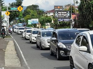 Polisi Berlakukan One Way Puncak Arah Jakarta Siang Ini