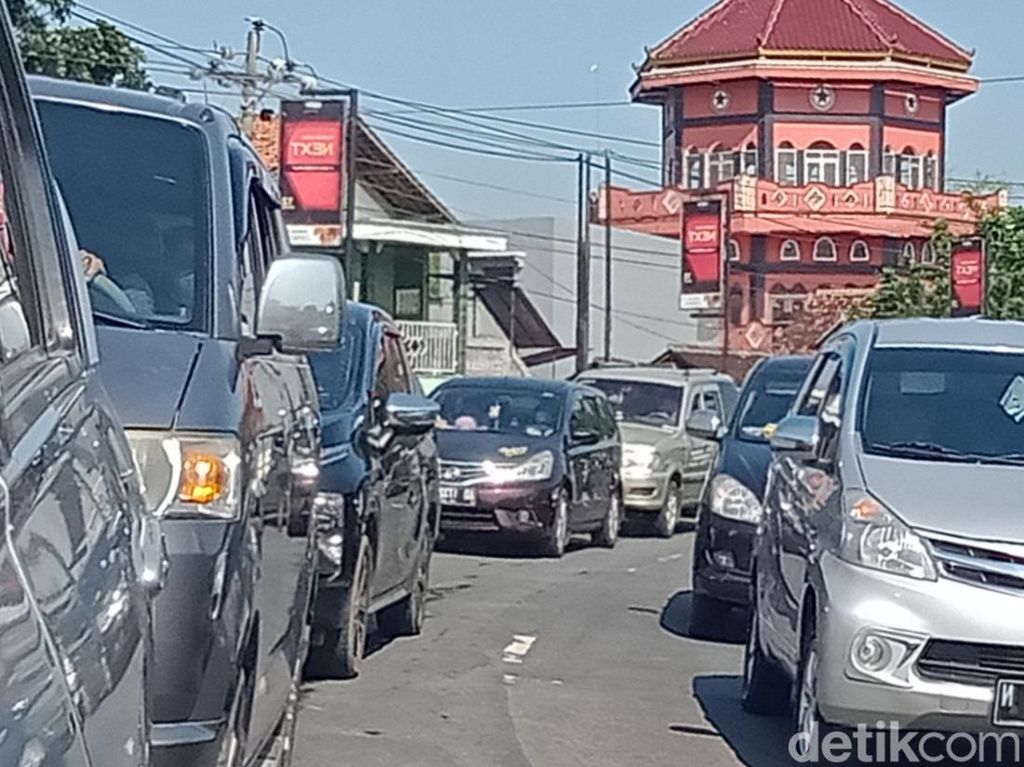 Jalan Jogja-Solo di Klaten Padat Merayap, Polisi Terapkan Penarikan Arus Lalin