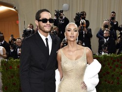 Kim Kardashian Ajak Pete Davidson Mandi Bareng di The Kardashian 2