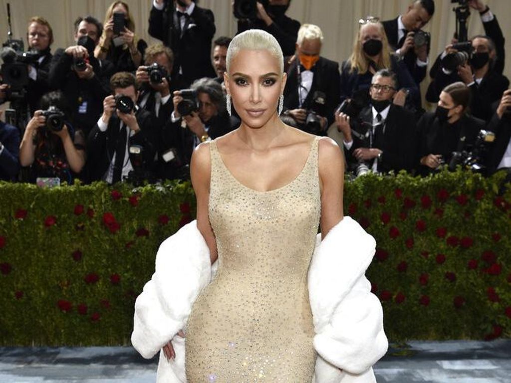 Kim Kardashian Turun Berat Badan 7 Kilo Demi Pakai Gaun Marilyn Monroe