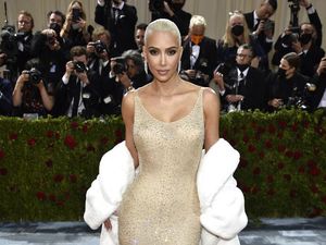 Dihujat, Kim Kardashian Malah Pamer Pakai Gaun Lain Milik Marilyn Monroe Dihujat, Kim Kardashian Malah Pamer Pakai Gaun Lain Milik Marilyn Monroe
