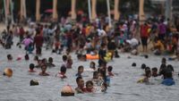 Libur Lebaran, Pantai Ancol Diserbu Warga