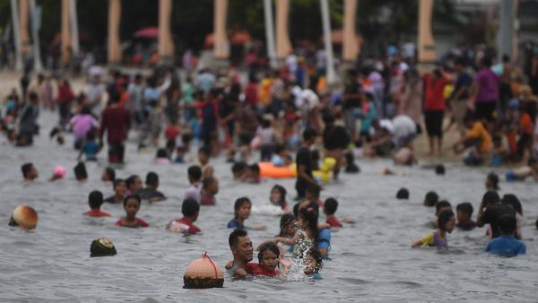 Libur Lebaran, Pantai Ancol Diserbu Warga