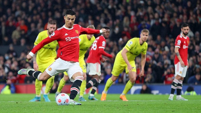 MANCHESTER, ENGLAND - MAY 02: Cristiano Ronaldo of Manchester United scores their sides second goal from a penalty during the Premier League match between Manchester United and Brentford at Old Trafford on May 02, 2022 in Manchester, England. (Photo by Catherine Ivill/Getty Images)