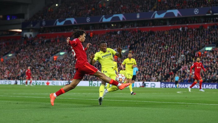 LIVERPOOL, ENGLAND - APRIL 27: Pervis Estupinan of Villareal challenges Trent Alexander-Arnold of Liverpool during the UEFA Champions League Semi Final Leg One match between Liverpool and Villarreal at Anfield on April 27, 2022 in Liverpool, England. (Photo by Catherine Ivill/Getty Images)