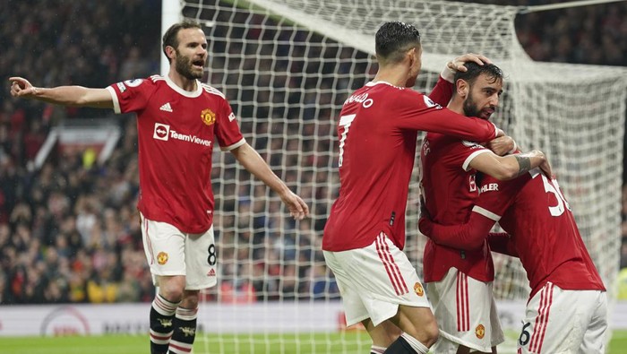 Manchester Uniteds Bruno Fernandes, second right, celebrates after scoring his sides opening goal during the English Premier League soccer match between Manchester United and Brentford at Old Trafford Stadium in Manchester, England, Monday, May 2, 2022. (AP Photo/Jon Super)
