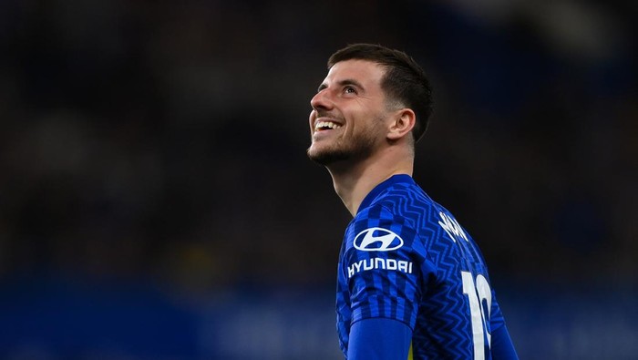 LONDON, ENGLAND - APRIL 20: Mason Mount of Chelsea smiles during the Premier League match between Chelsea and Arsenal at Stamford Bridge on April 20, 2022 in London, England. (Photo by Mike Hewitt/Getty Images)