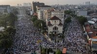 Melihat Lagi Potret Salat Id di Jatinegara, Berdampingan dengan Gereja