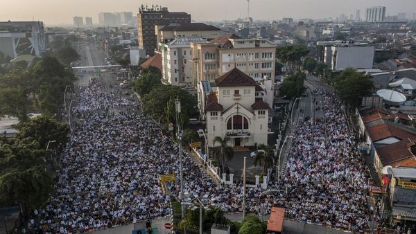 Melihat Lagi Potret Salat Id di Jatinegara, Berdampingan dengan Gereja
