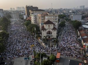 Melihat Lagi Potret Salat Id di Jatinegara, Berdampingan dengan Gereja