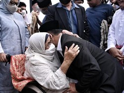 Anies Cerita Momen Ibunda Terharu Lihat Lautan Manusia Salat Id di JIS