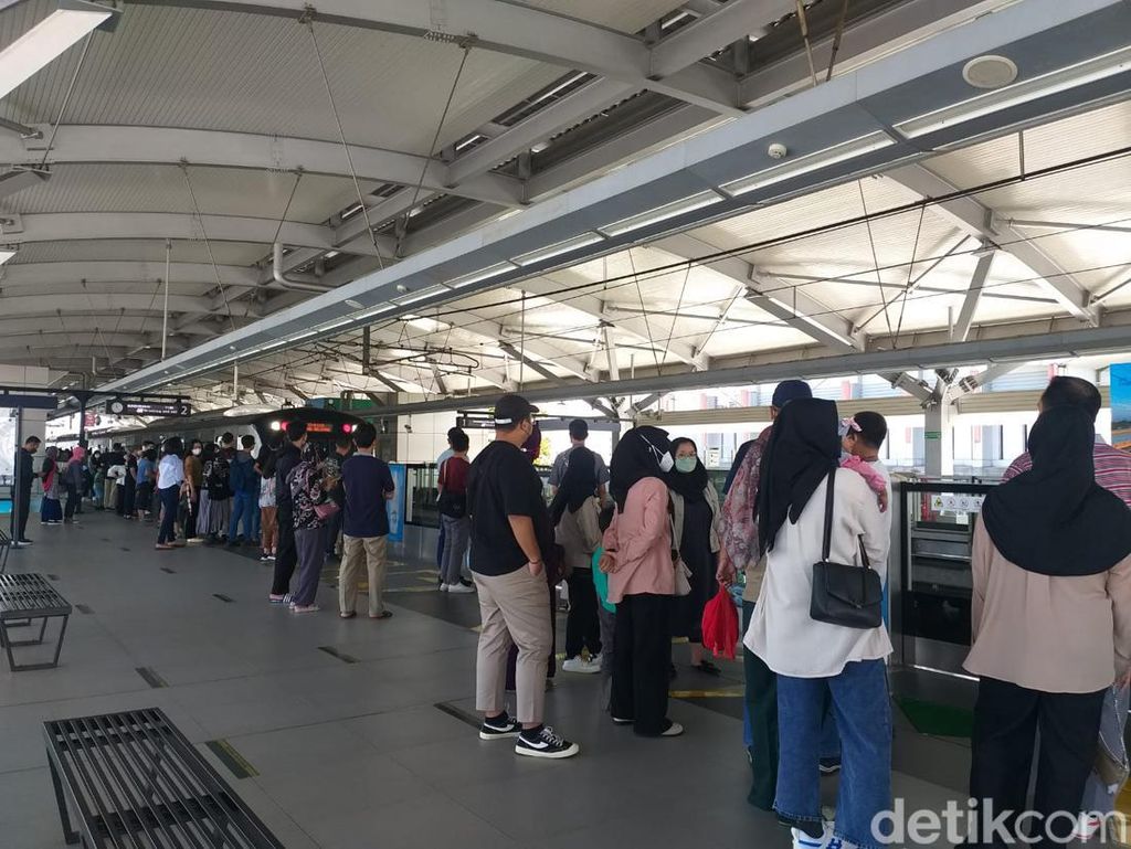 Lebaran Kedua 2022, MRT Jakarta Diserbu Warga