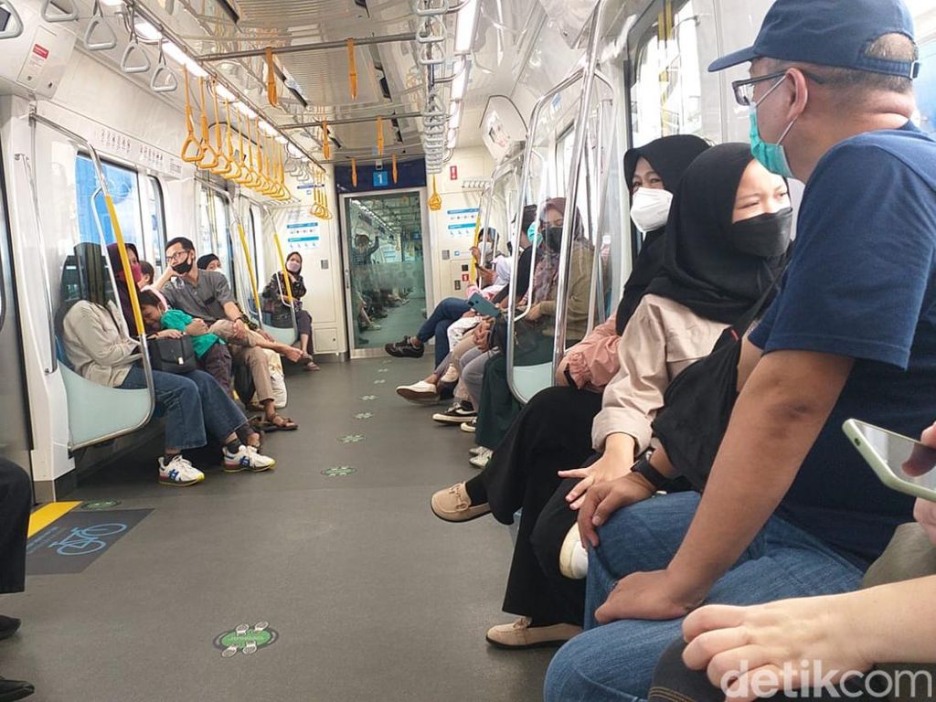 Top! Tinggalkan Mobil, Warga Pilih Naik MRT Keliling Jakarta