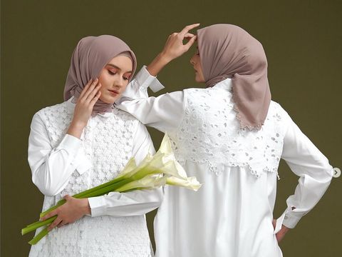 Padu padan baju putih dengan hijab warna taupe, cocok untuk Lebaran.