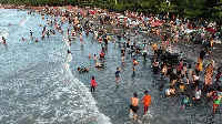 Pantai di Sejumlah Daerah Nggak Ada Sepinya Saat Libur Lebaran