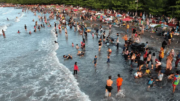 Pantai di Sejumlah Daerah Nggak Ada Sepinya Saat Libur Lebaran