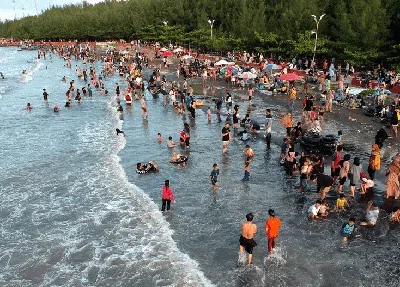 Pantai di Sejumlah Daerah Nggak Ada Sepinya Saat Libur Lebaran