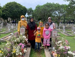 Peziarah Ramai Datangi Makam Habibie-Ainun di TMP Kalibata