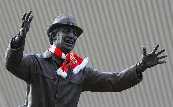 SUNDERLAND, UNITED KINGDOM - OCTOBER 25:  The Bob Stokoe statue is wrapped in a Sunderland scarf after their first victory at home to Newcastle in 28 years after the Barclays Premier League match between Sunderland and Newcastle United at the Stadium of Light on October 25, 2008 in Sunderland, England.    (Photo by Mike Hewitt/Getty Images)