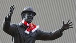 Foto Patung Legenda Sunderland yang Dikencingi Fans Newcastle