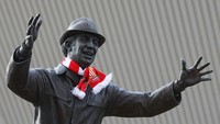 Tapi baru-baru ini seorang fans Newcastle viral karena mengencingi patung Bob Stokoe tersebut. Sunderland memang diketahui punya rivalitas tersendiri dengan Newcastle. Foto: Getty Images/Mike Hewitt