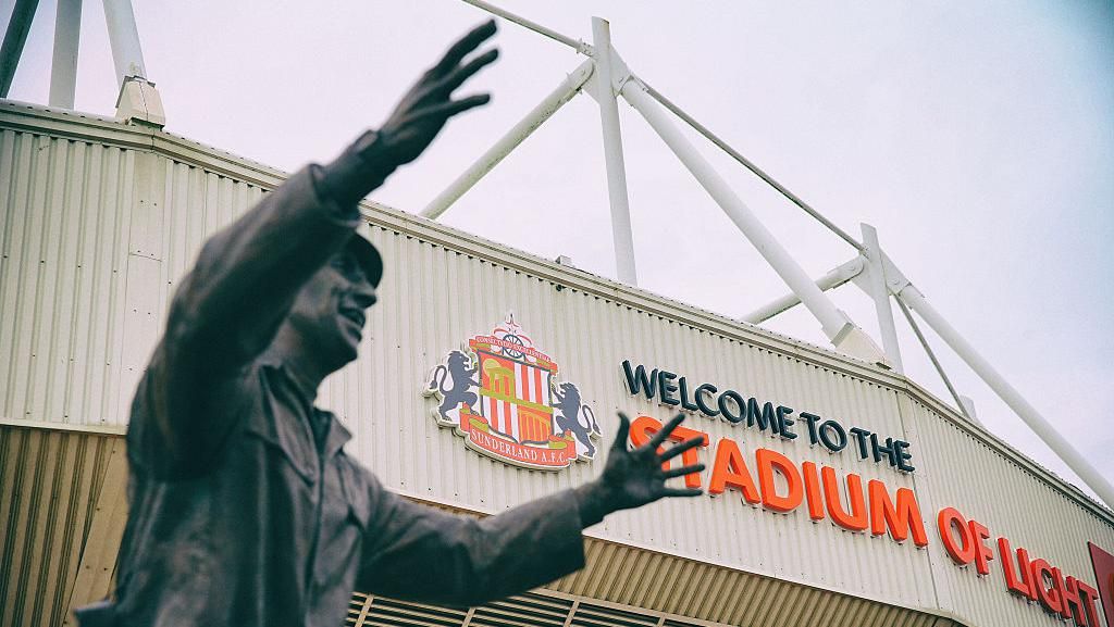 Foto Patung Legenda Sunderland yang Dikencingi Fans Newcastle