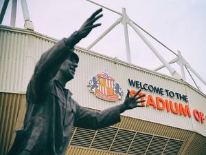 Foto Patung Legenda Sunderland yang Dikencingi Fans Newcastle Foto Patung Legenda Sunderland yang Dikencingi Fans Newcastle