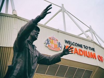 Foto Patung Legenda Sunderland yang Dikencingi Fans Newcastle