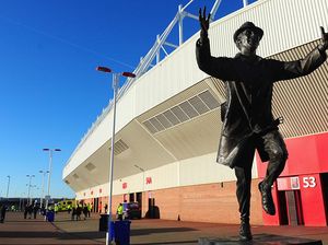 Viral Fans Kencingi Patung Legenda Klub Rival, Kini Ditangkap Polisi