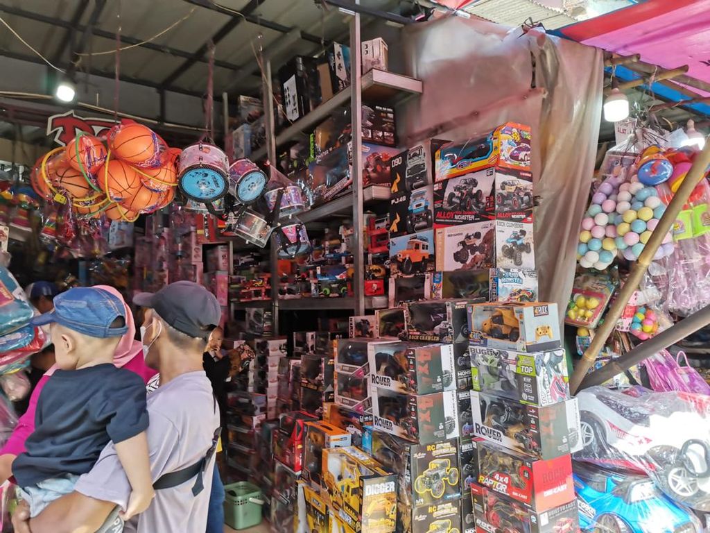 Lebaran Kedua 2022, Warga Berburu Mainan Anak di Pasar Gembrong