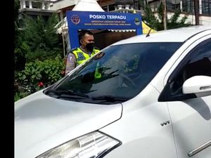 Sejumlah Pemobil Adu Mulut dengan Polisi Saat One Way Puncak Arah Jakarta Sejumlah Pemobil Adu Mulut dengan Polisi Saat One Way Puncak Arah Jakarta