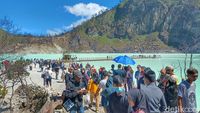 Penampakan Objek Wisata Kawah Putih yang Ramai Pengunjung