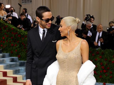 Pete Davidson dan Kim Kardashian di Met Gala 2022 NEW YORK, NEW YORK - MAY 02: (L-R) Pete Davidson and Kim Kardashian attend The 2022 Met Gala Celebrating