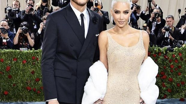 Pete Davidson dan Kim Kardashian tampil sebagai couple glamor di atas red carpet. Busana Kim mengambil inspirasi gaun Marilyn Monroe saat menyanyikan 