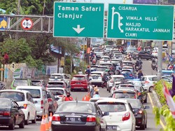 Hari Kedua Lebaran, Puncak Diserbu Warga
